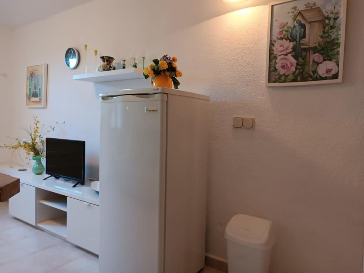 Quaint Ground Floor Apartment With Pool Lb1 トレビエハ エクステリア 写真